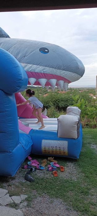 Надуваем батут акула