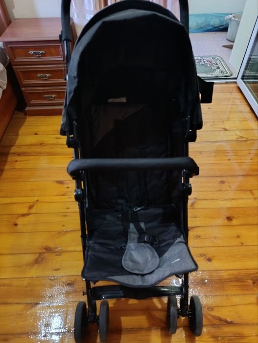Коляска черного цвета