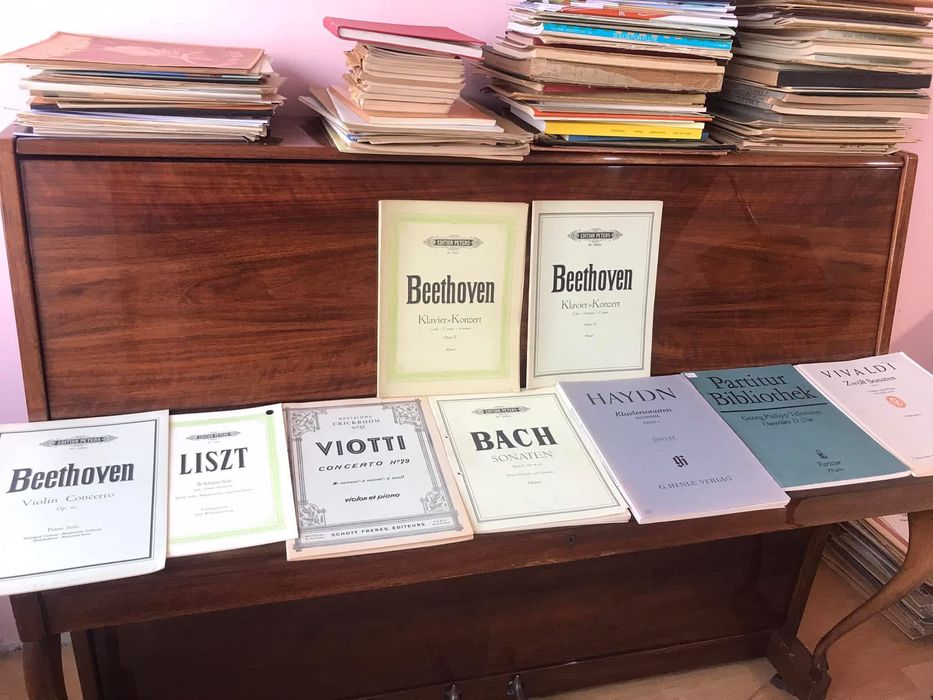 Ноти за пиано и партитури