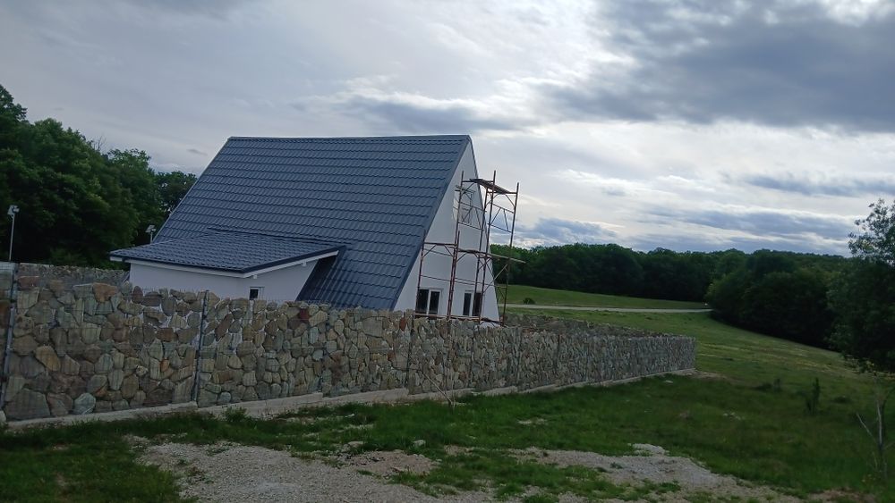 Vind casă de vacanță tip A situată într-o zonă superbă în zona vălenii