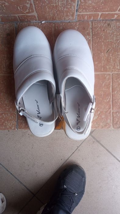 vând bocanci, adidas și papuci de protecție