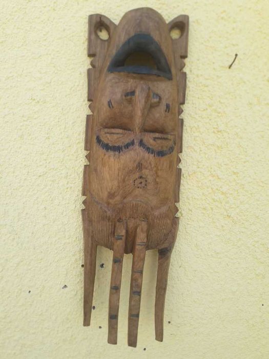 Masca africana din lemn sculptata manual