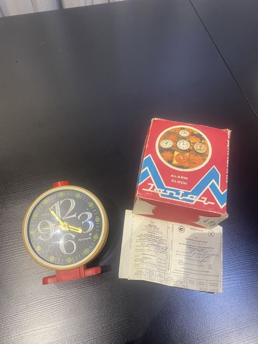 Будильник часы советских времен.