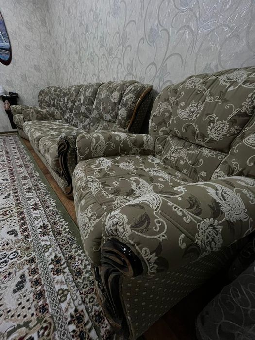 Диван с двумя креслами.