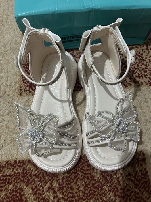 Срочно продам сандали