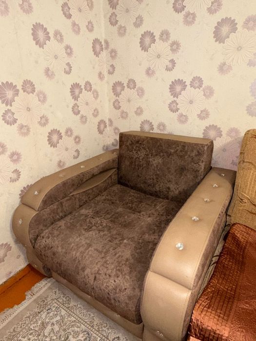Диван с креслом.