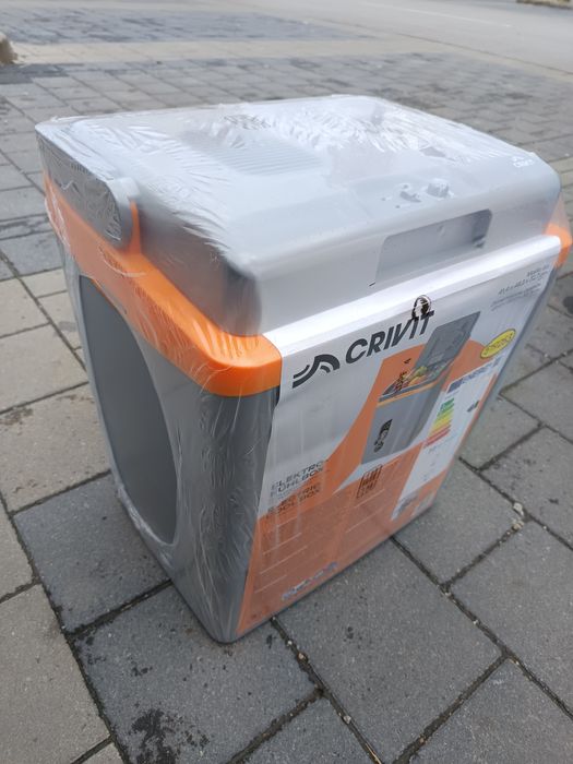 електрическа хладилна кутия на 12V и 220V 75€