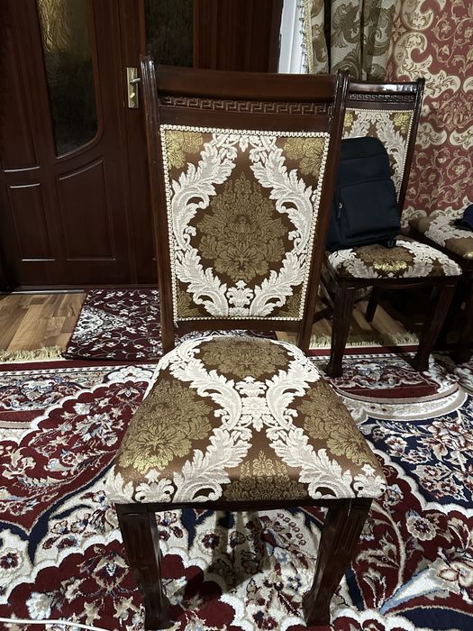 Stol stullari bilan Komplekt holati ideal!