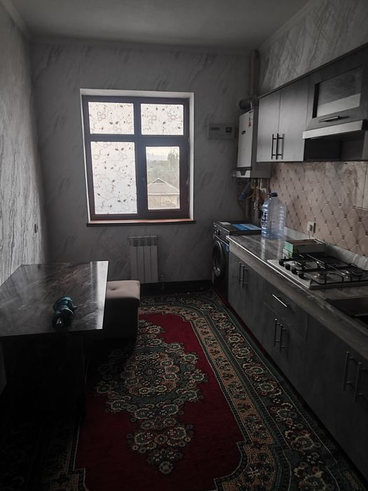 Оҳангарон шаҳрида катта йўл бўйидаги 5 этажка домда 3 хонали квартира