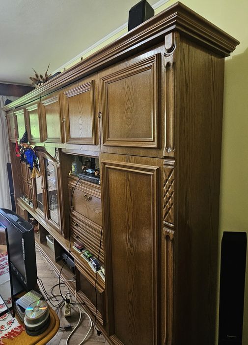 Mobilă living din lemn masiv și furnir