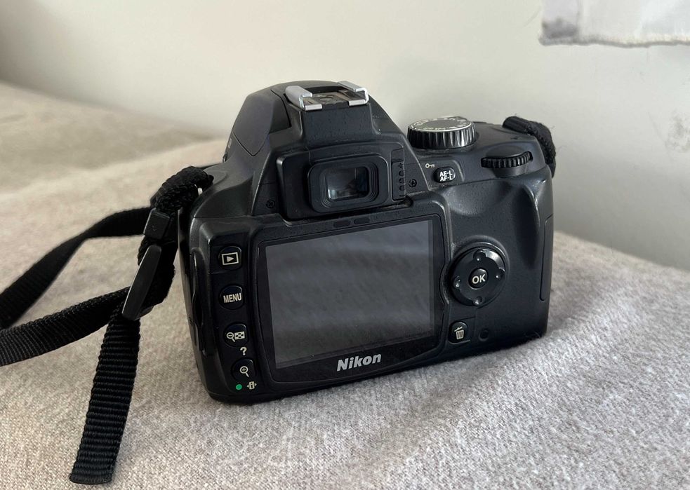 Nikon D60 DSLR body, stare bună, fără baterie, curea inclusă