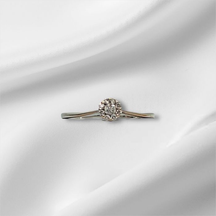 Златен годежен пръстен с диамант