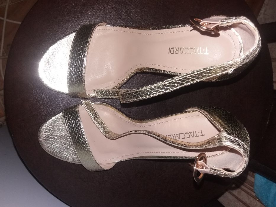 Продам Босоножки . Очень красивое. Размер 36.