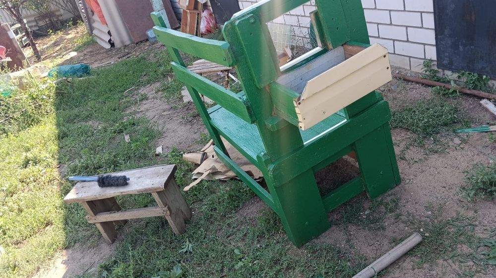 Станок для доения коз с кормушкой