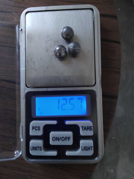 Bile de plumb pentru praștie cu diametru 9 mm.