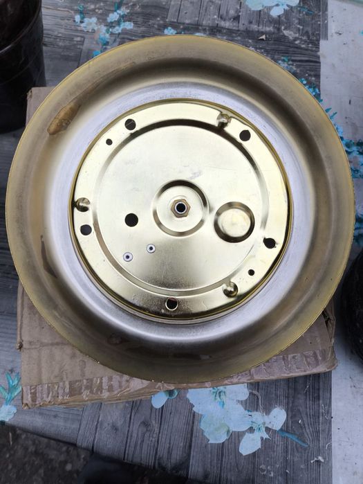 Светильник золотого цвета