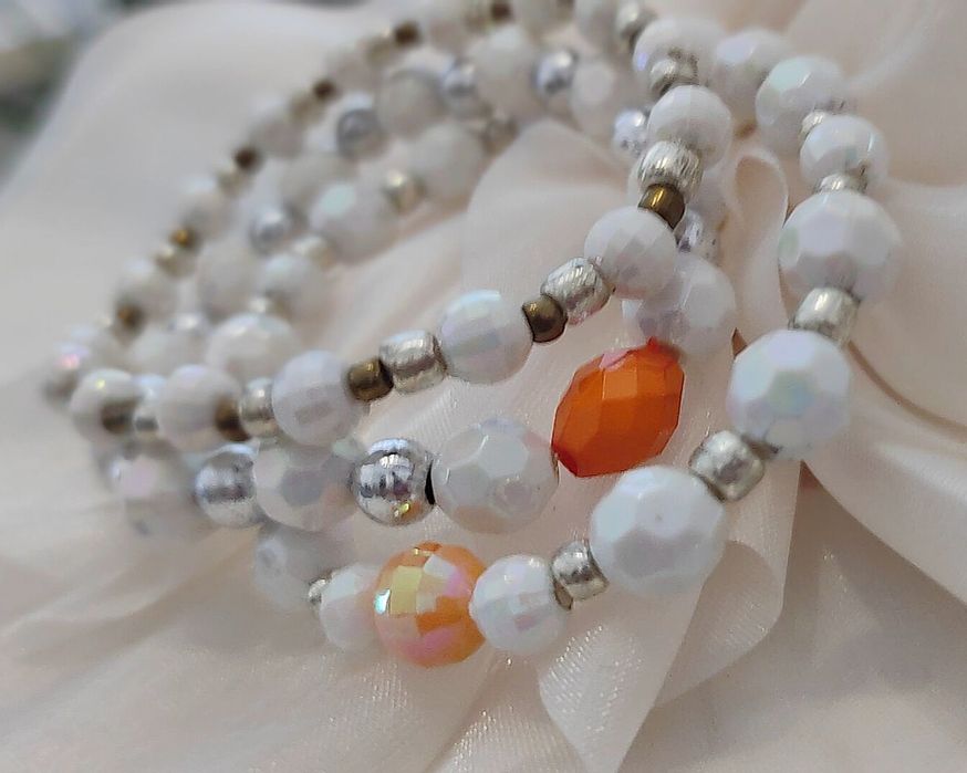 Летни гривни от мъниста бохо бяло черно синьо хендмейд ластични