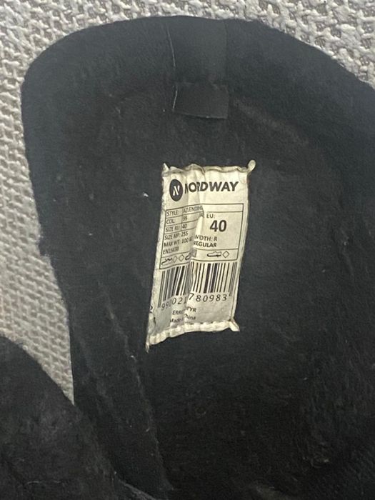 Коньки сатылады.