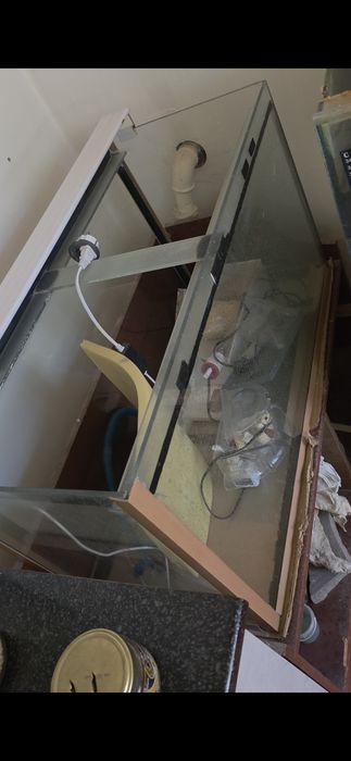 Аквариум барлық заттарымен