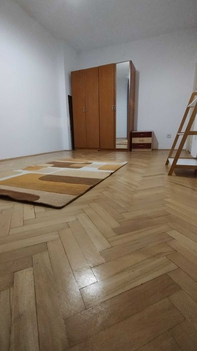 Ofer spre inchiriere garsoniera