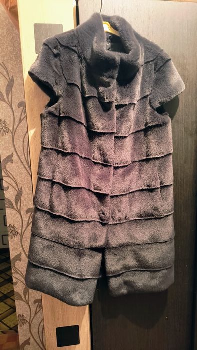 Меховая жилетка.