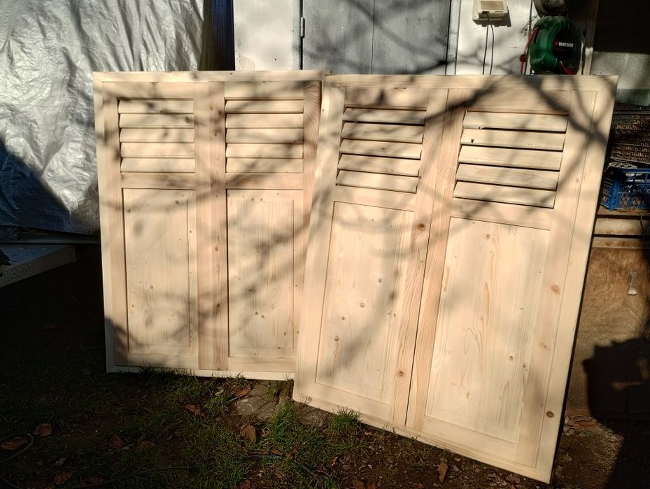 Jaluzele  și uși vintage