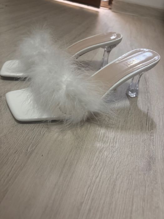 Бели токчета с пух