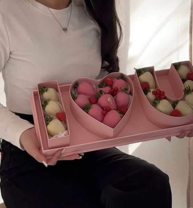 Клубника шоколад Крупный әдемі, сәнді.