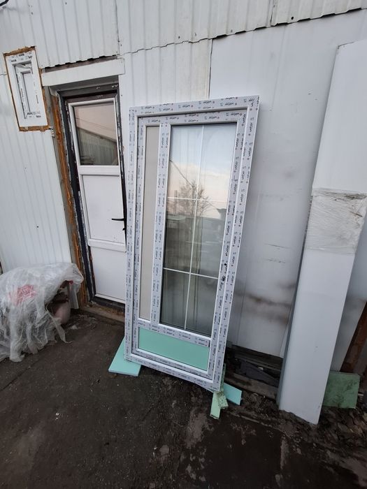 Продам дверь пластиковую 80-190см