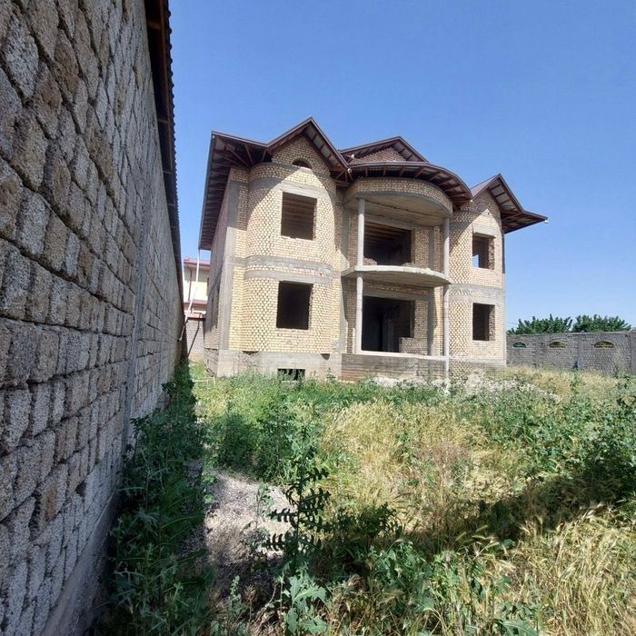 Продам  дом в состояние  коробки, площадь  участка  8 соток.