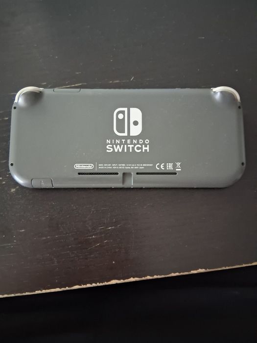 Nintendo Switch Lite с три игри и в много добро състояние
