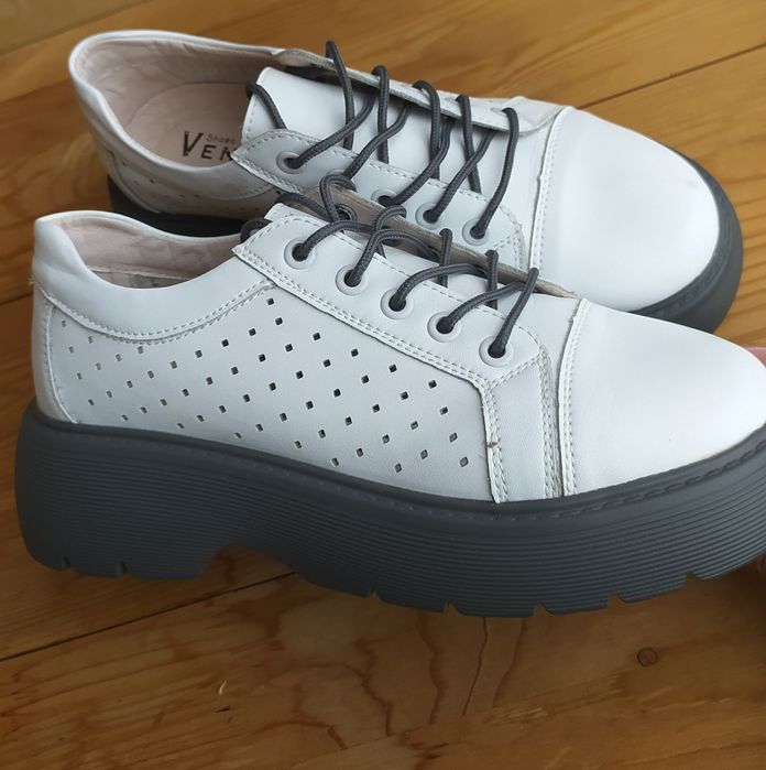 Продаю женскую обувь,