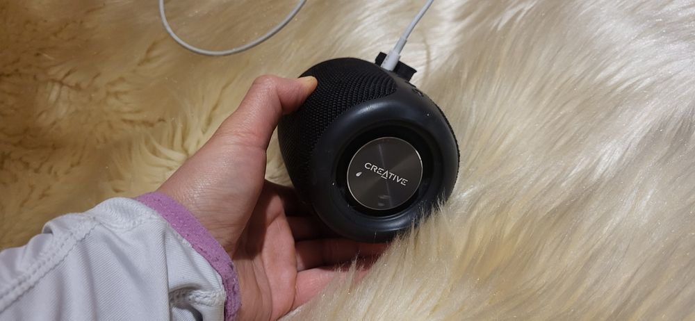 Creative преносима колонка.