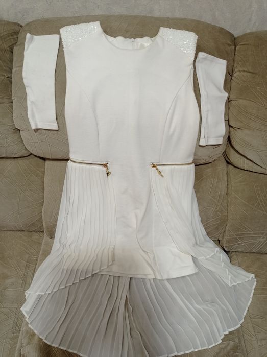 Платье белое для девочки. На 10-11 лет.