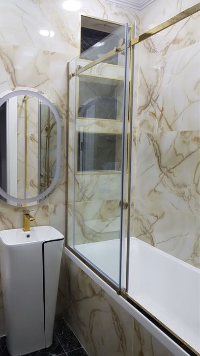 Стеклянные шторки на ванну