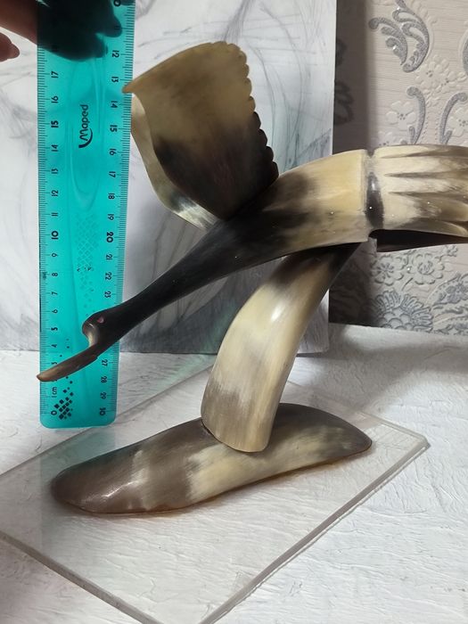 Статуэтка из рога Взлетающий лебедь. СССР