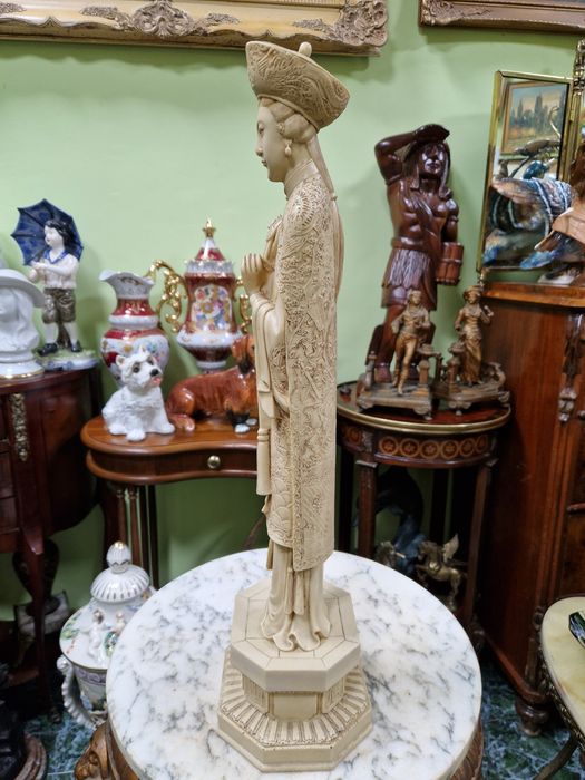 Чудесна голяма азиатска фигура статуетка