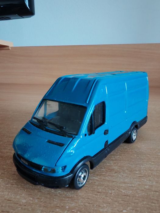 Macheta duba Iveco albastra