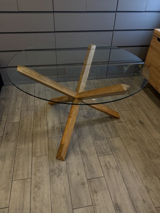 Masă rotundă din sticlă cu picioare din lemn
