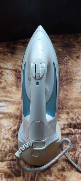 Продавам ютия Филипс със стойка