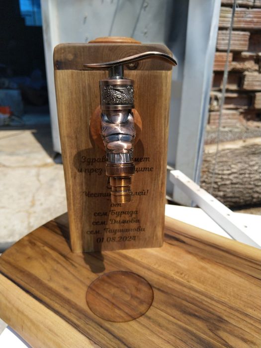 Дъска за мезета диспенсър за алкохол