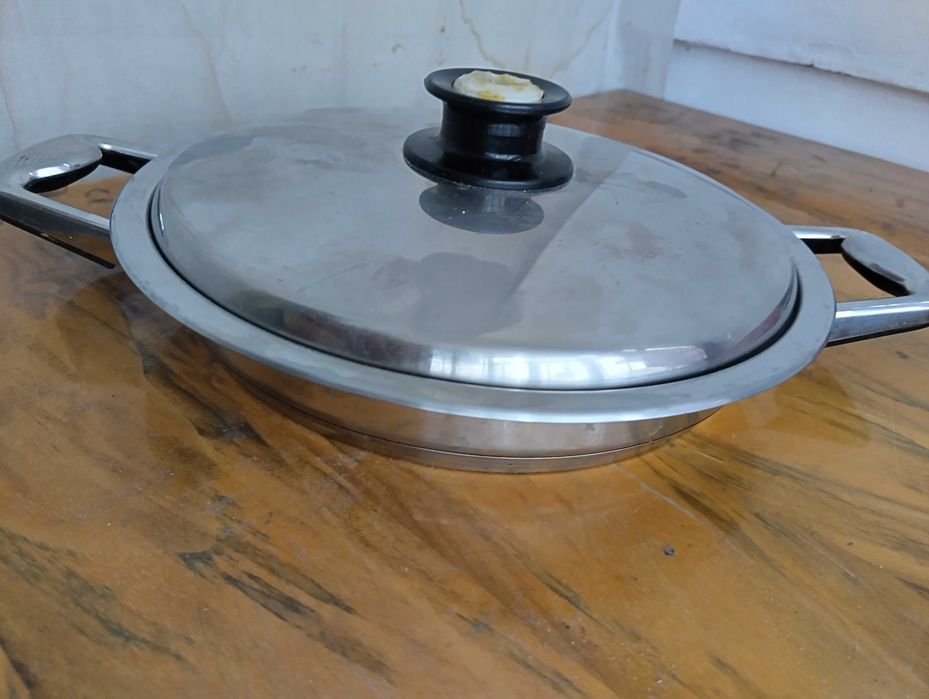 Grill Zepter 30 cm diametru total . si 4 cm adancime .