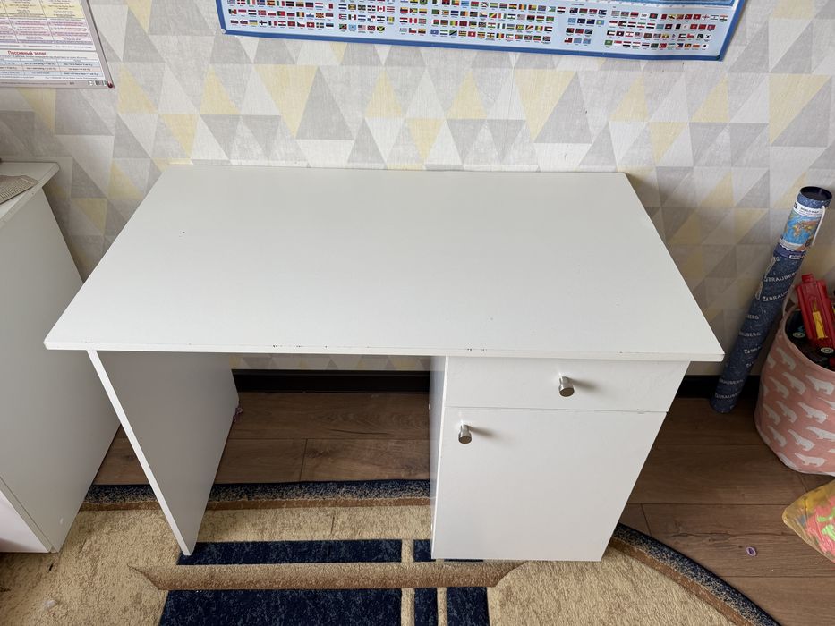 Продам парту , стол детский