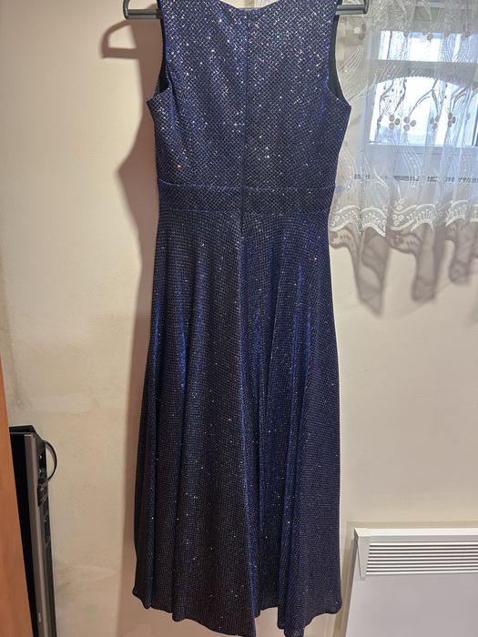 Официална вечерна рокля с блестящ ефект – елегантност и стил