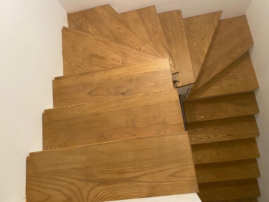 Scari, Balustrade din lemn masiv