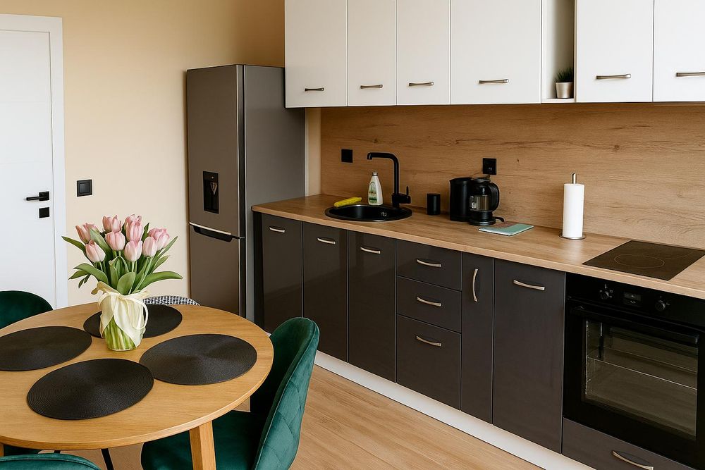 Дава се под наем Тристаен апартамент в Пловдив, Кършияка - 106 кв.м за 612 € - Снимка #1