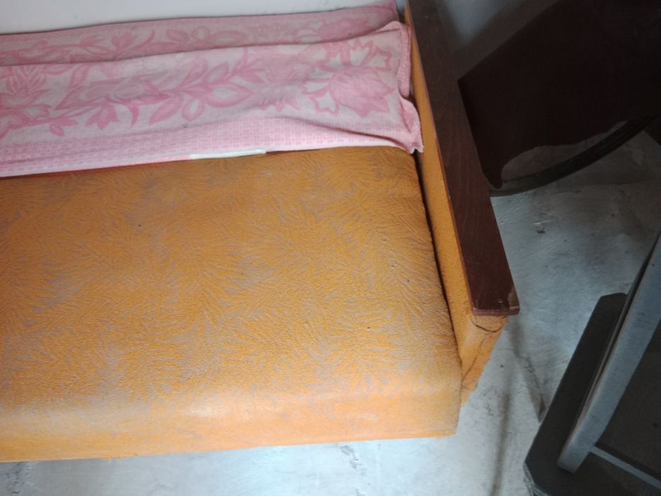 Отдам диван б.у может кому пригодится