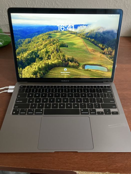 macbook air M1 srochna sotiladi