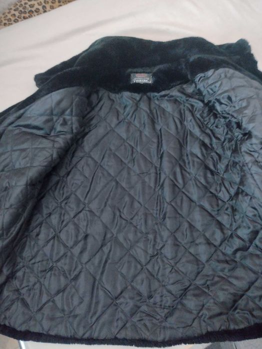 Дамско късо палто в черен цвят с косъм.