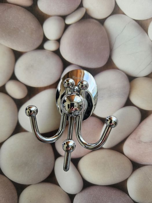 Крючок тройной Ronas, новый.  Очень красивый, стильный и удобный .